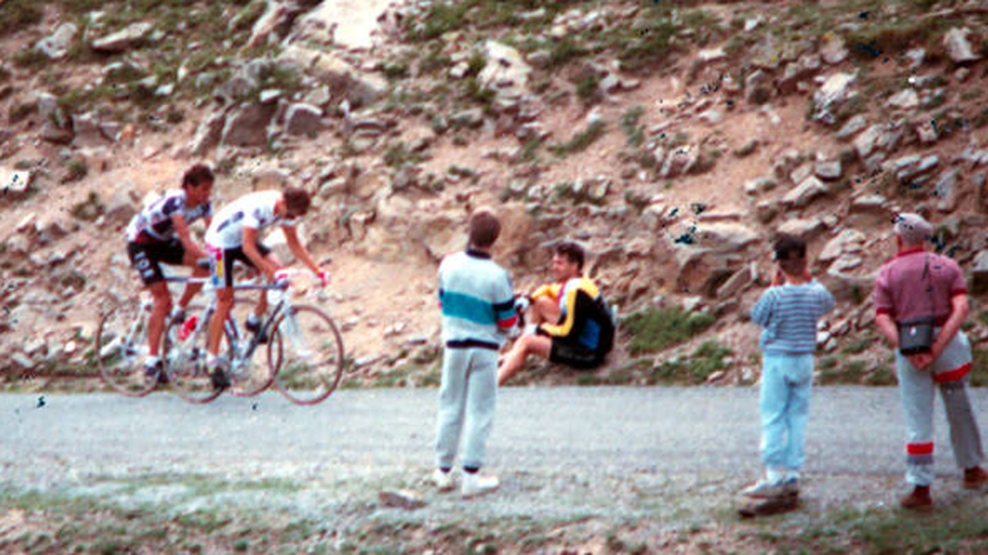 Hampsten, con el maillot blanco al mejor ciclista joven, encabeza la etapa 16.