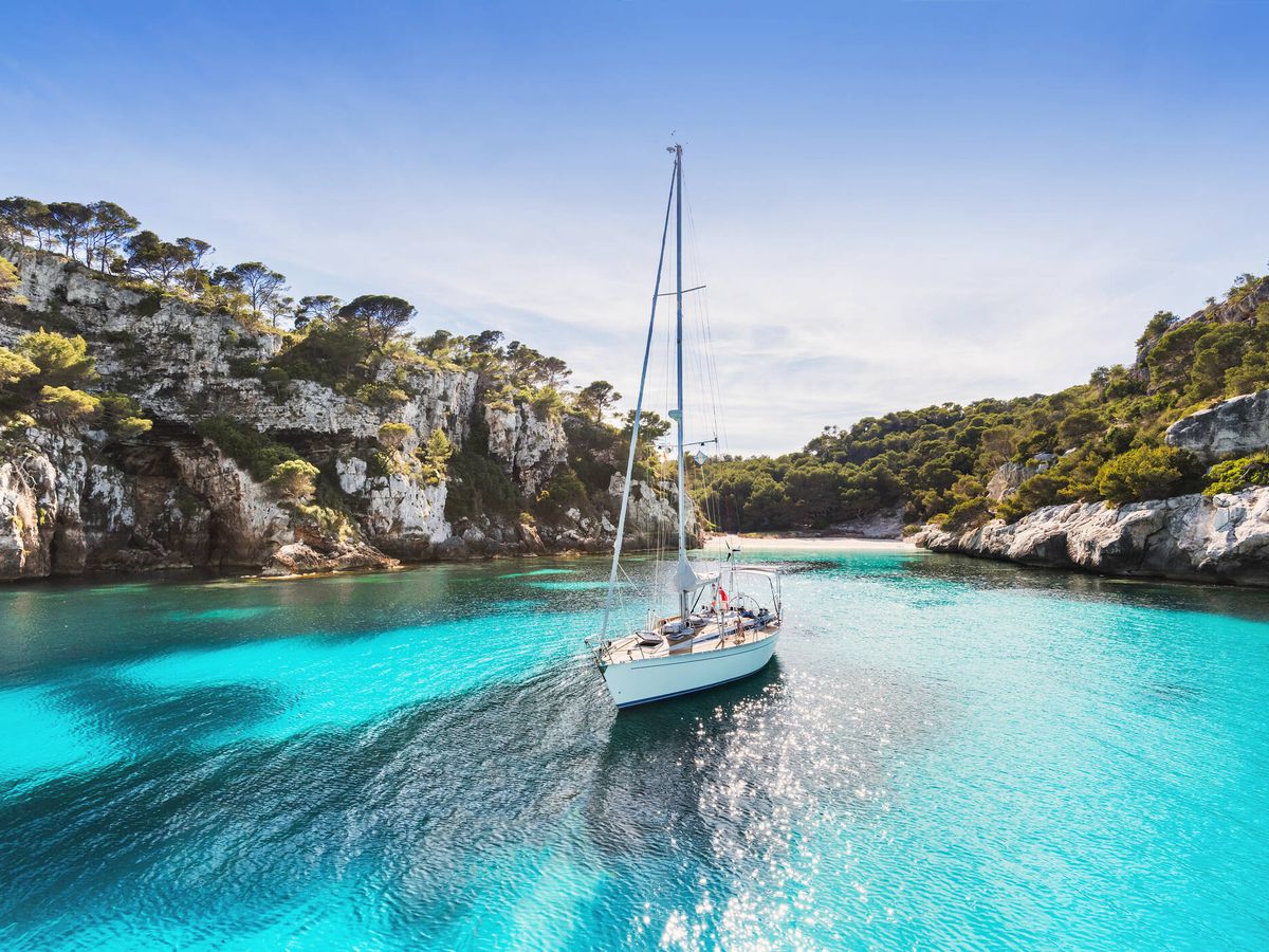 Foto: Vista de un velero en la isla de Menorca. (iStock)