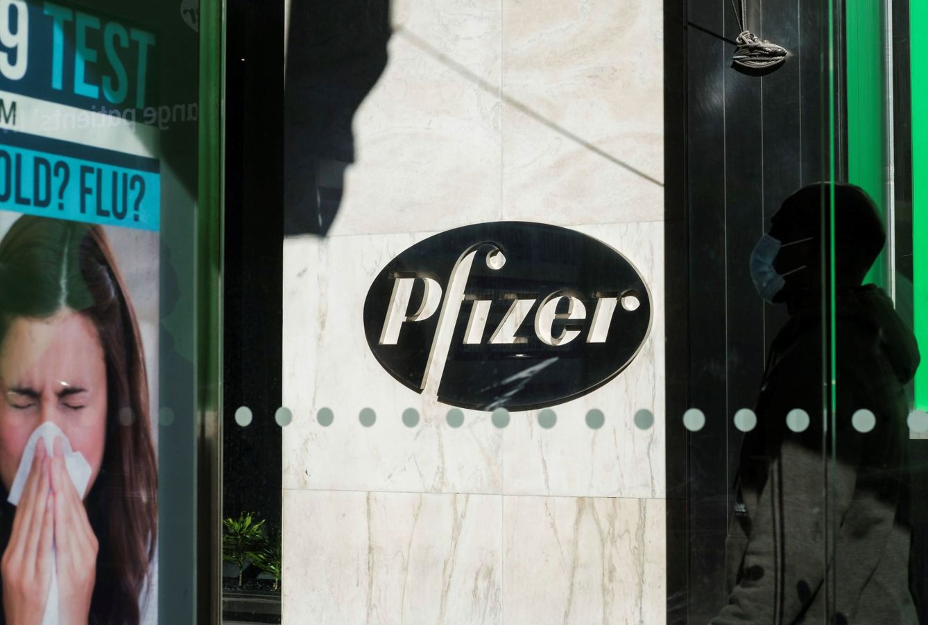 Un hombre pasea frente a la sede de la farmacéutica Pfizer, este lunes en Nueva York (Estados Unidos). (EFE)