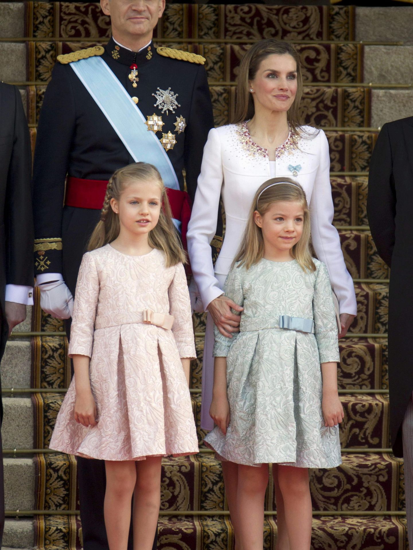 Leonor, ya convertida en Princesa de Asturias, junto a su hermana y sus padres el día de la proclamación del rey Felipe. (EFE)