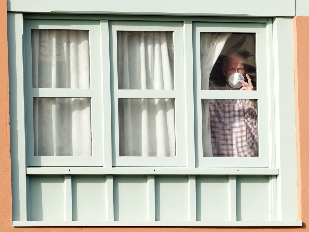 Foto: Un turista mira por la ventana en el Hotel H10 Costa Adeje de Tenerife. (Reuters)