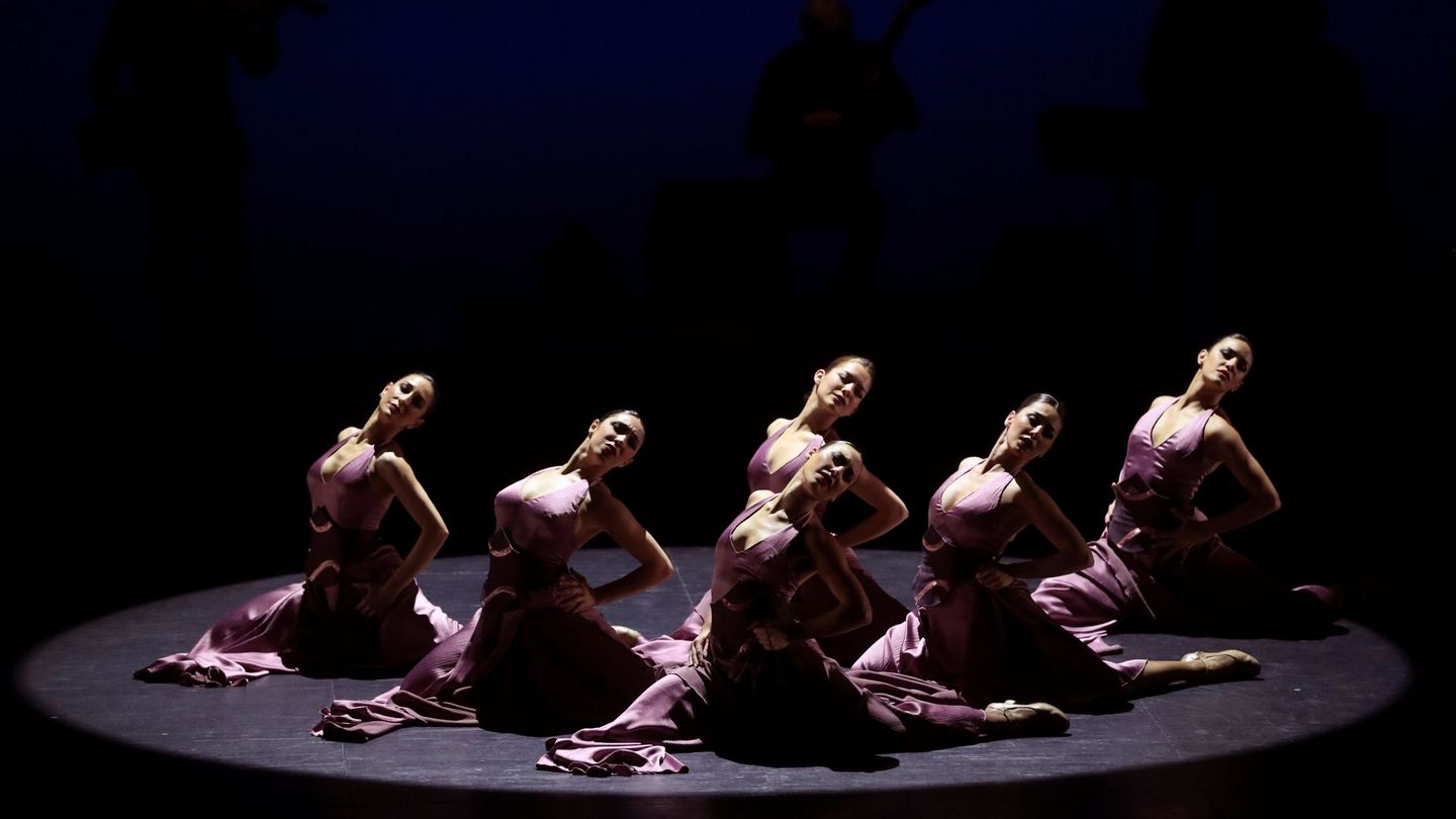 Integrantes de la Compañía Antonio Najarro y su espectáculo 'Alento' en el Día Internacional de la Danza, este jueves en el MIRA Teatro de Madrid. (EFE)