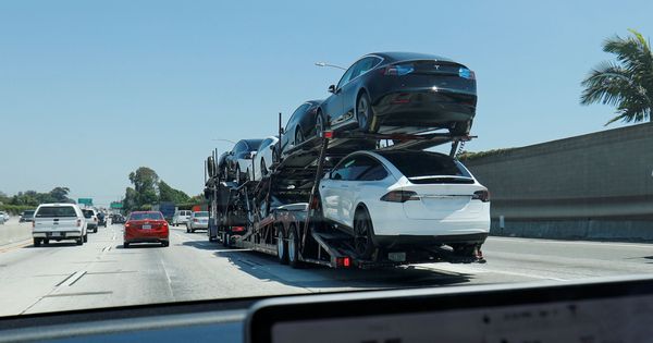 Foto: Vehículos de Tesla en proceso de entrega en una carretera de Los Angeles, en EEUU. (Reuters)