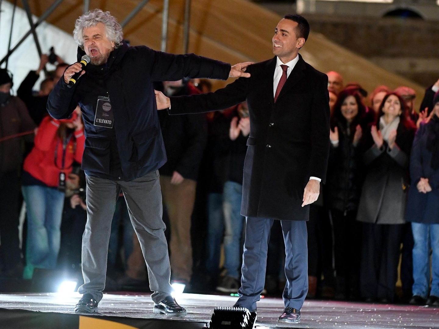 El fundador del M5S, Beppe Grillo, y Luigi Di Maio pronuncian un discurso durante un acto electoral celebrado en Roma. (EFE)
