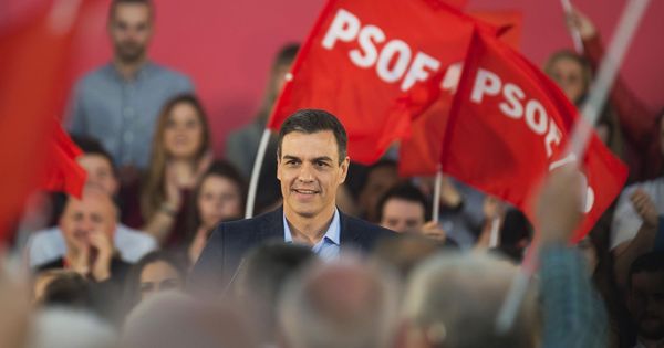 Foto: El presidente del Gobierno y candidato socialista, Pedro Sánchez, este 19 de abril, Viernes Santo, durante su mitin en Santander. (EFE)