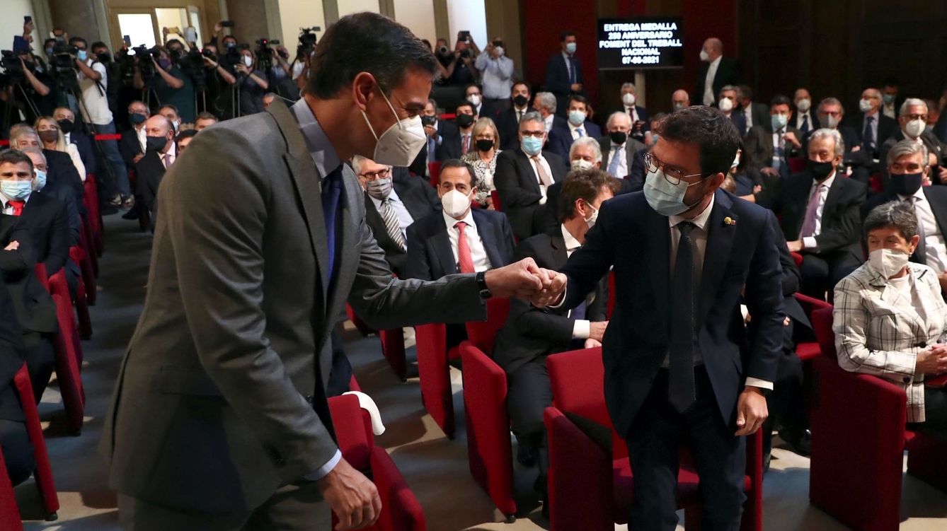 Foto: Pedro Sánchez saluda al presidente de la Generalitat, Pere Aragonès (i), durante un acto de Foment del Treball en Barcelona, la pasada semana. (EFE)