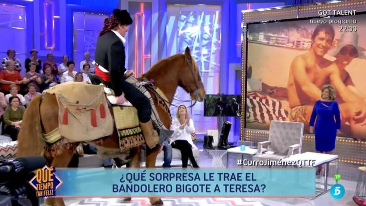 Bigote Arrocet entra a caballo al plató de 'Qué tiempo tan feliz' por el 40º aniversario de 'Curro Jiménez'