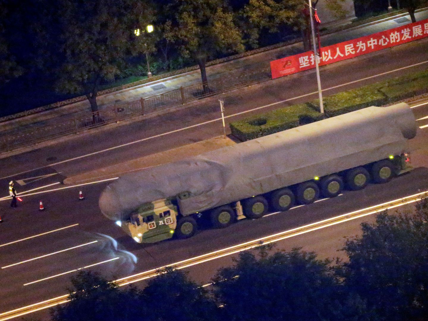 Un vehículo militar chino carga uno de los misiles que se exhibirán durante el desfile. (Reuters) 