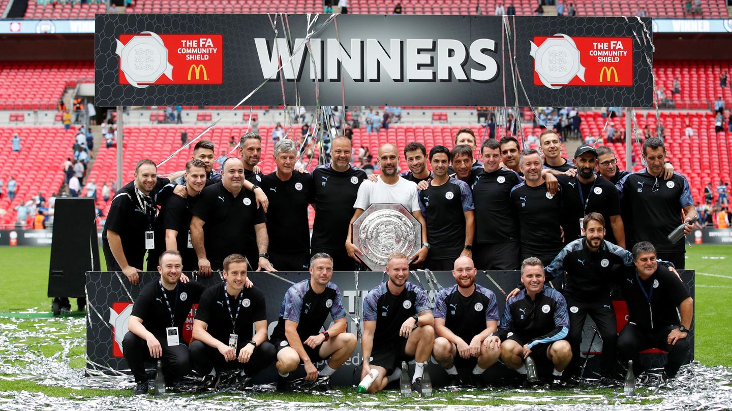 Pep Guardiola, junto a su numeroso staff técnico, tras ganar la FA Community Shield ganada al Liverpool en Wembley. (REUTERS)