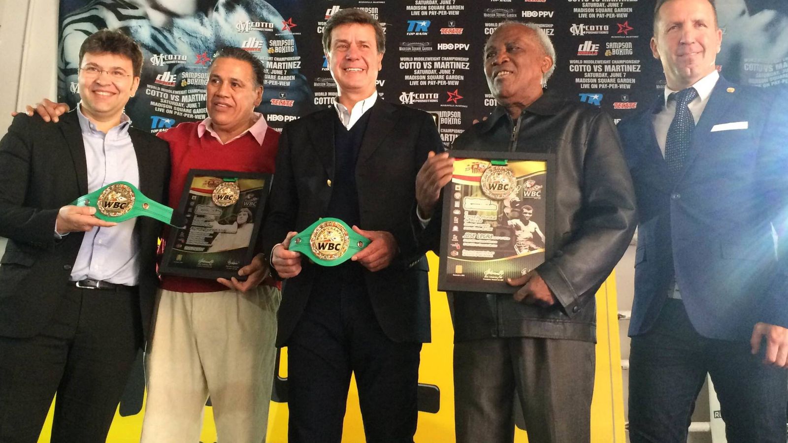 Foto: Cayetano Martínez de Irujo, miembro del Consejo Supremo del WBC, Miguel Ángel de Pablos y José Manuel Berdonce, junto a Legrá y Evangelista