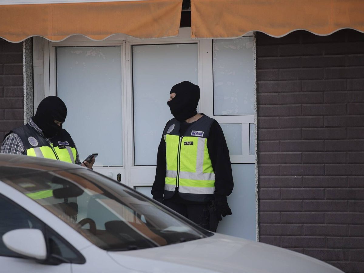 Foto: Dos agentes de la Policía Nacional en la puerta de un domicilio en Melilla. (Europa Press/Ilies Amar)