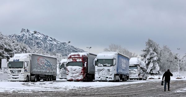 Foto: Imagen de archivo de varios camiones estacionados por una fuerte nevada. (Efe) 