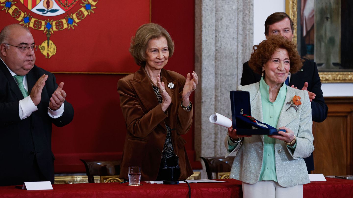 Carmen Iglesias, con su premio. (EFE/Juan Carlos Hidalgo)