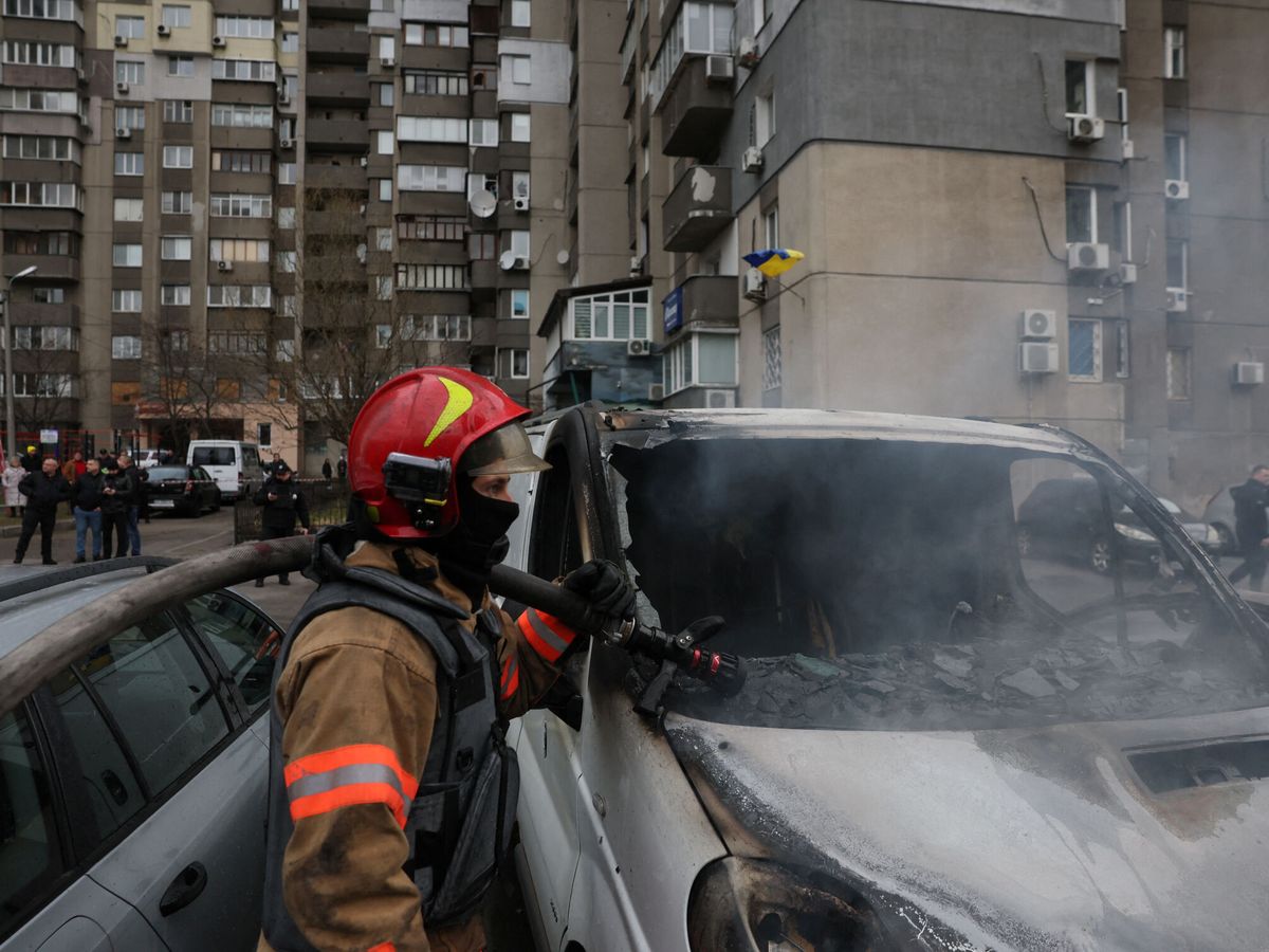 Foto: Los servicios de emergencia trabajan después del ataque con misiles en Kiev, este 9 de marzo. (Gleb Garanich/Reuters)