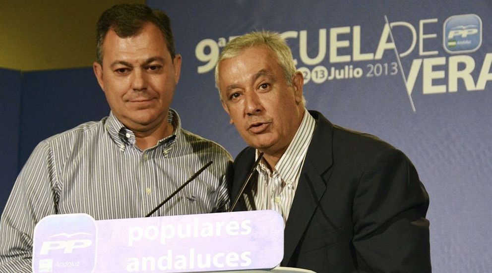 Javier Arenas (i), junto al secretario general del PP-A, José Luis Sanz. (EFE)
