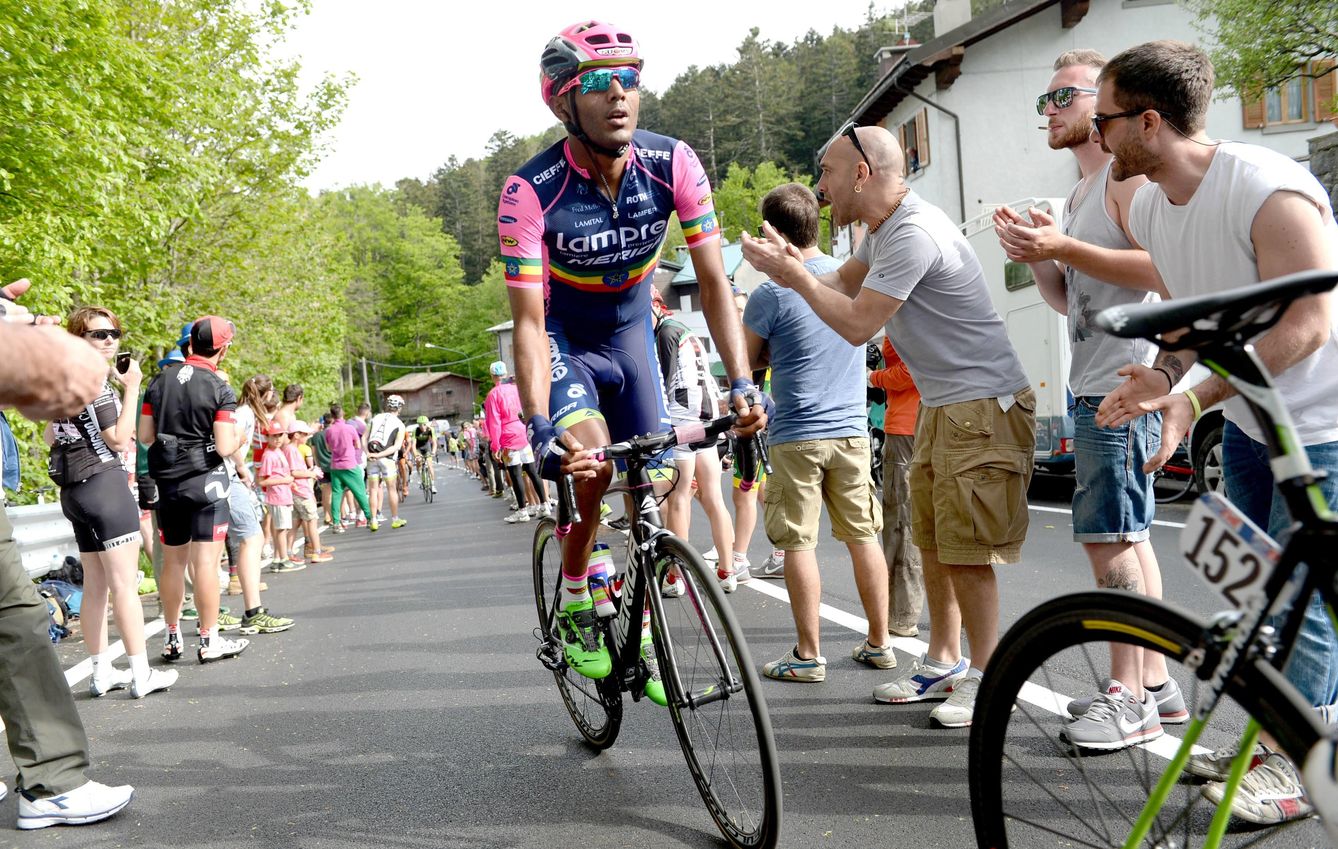 Foto: Tsgabu Grmay subiendo al Abetone durante este Giro (Imago).