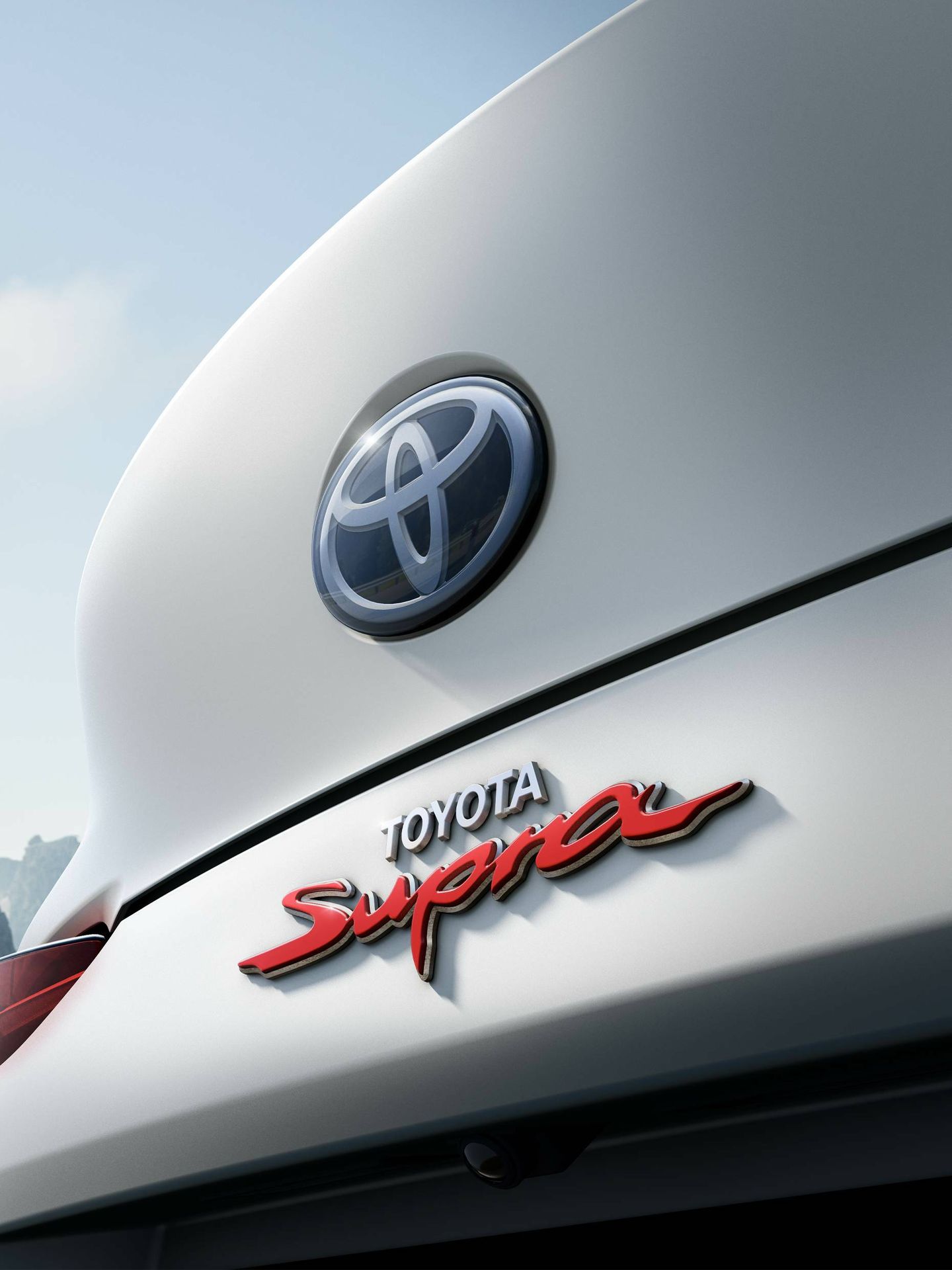 El logotipo de Supra trasero es rojo en la  versión manual y negro en el automático.