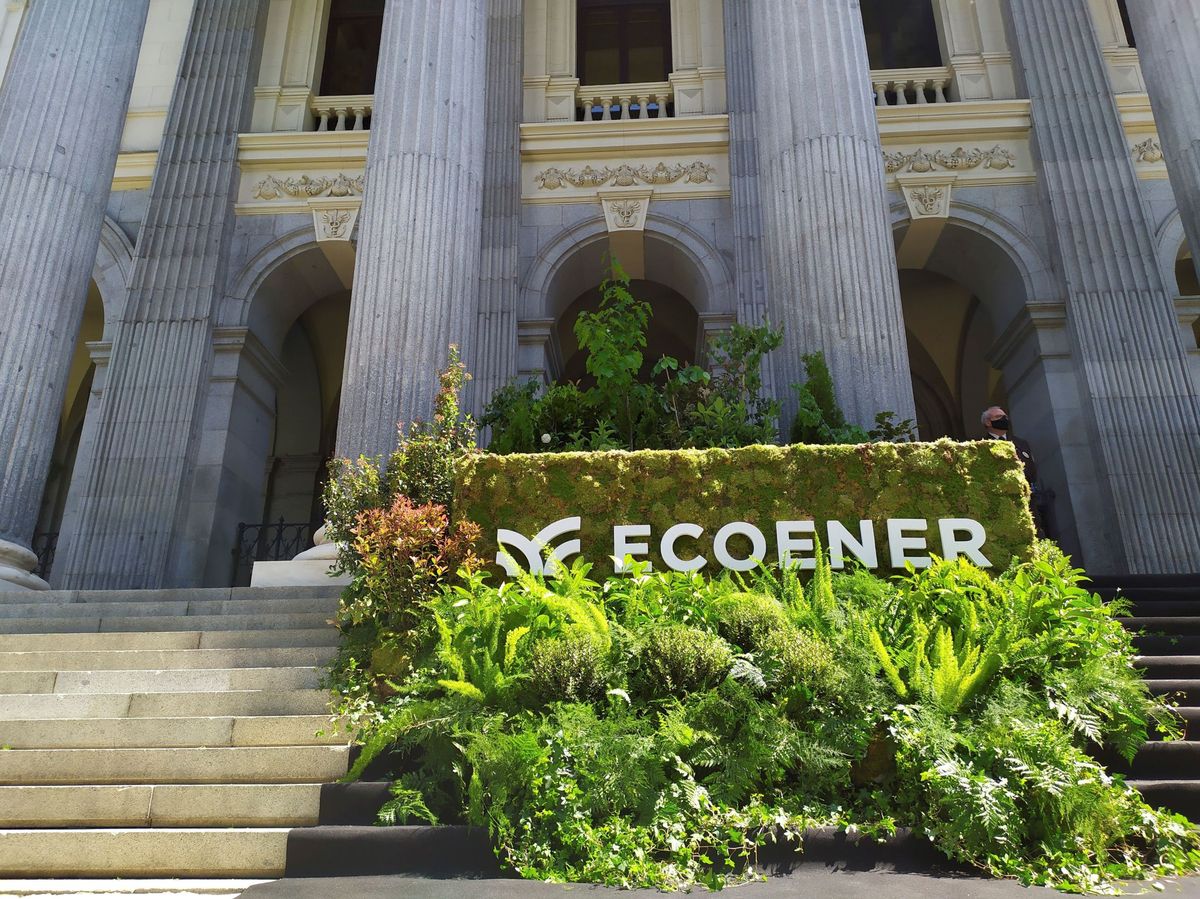 Foto: El logotipo de Ecoener decora la fachada del Palacio de la Bolsa en Madrid. (EFE)