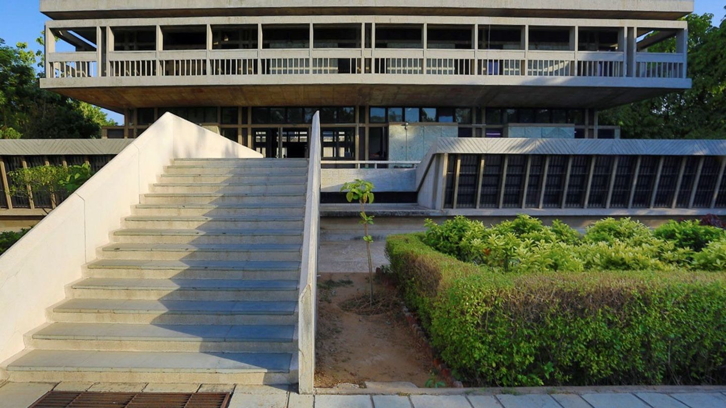 Instituto de Indología de Ahmedabad, uno de los primeros proyectos en solitario del arquitecto indio Balkrishna Doshi. EFE