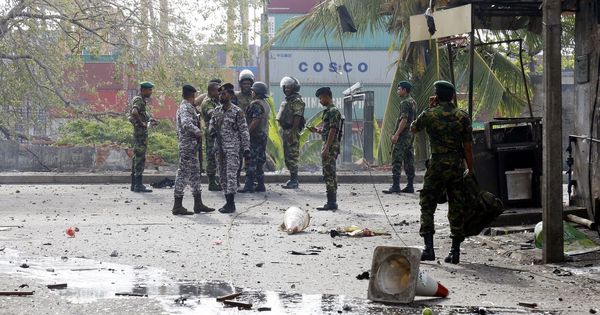 Foto: Soldados tras la detonación controlada en Sri Lanka. (EFE)