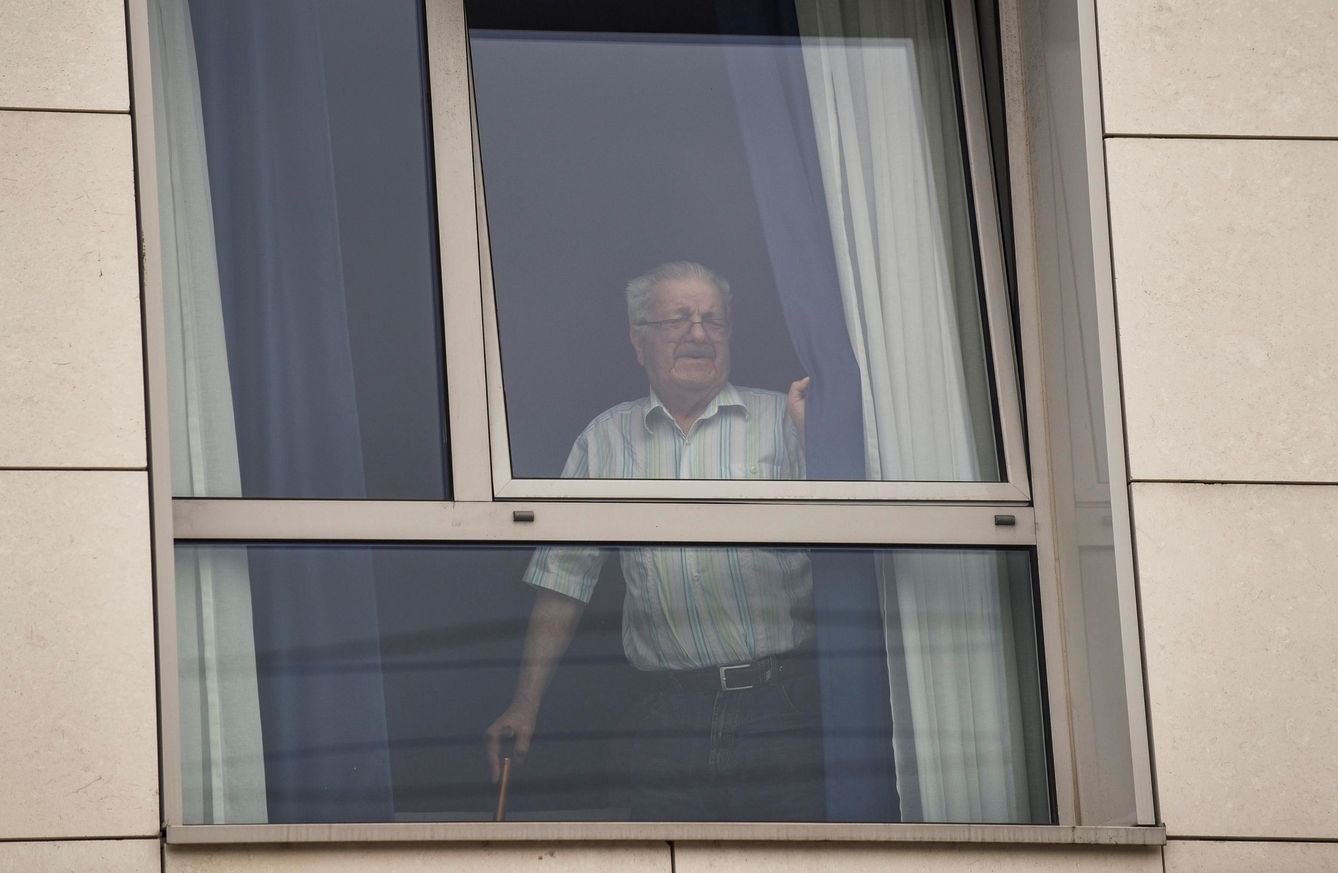 Un usuario se asoma a la ventana en la residencia de mayores de Zorrozgoiti en Bilbao (Bizkaia). (EFE)