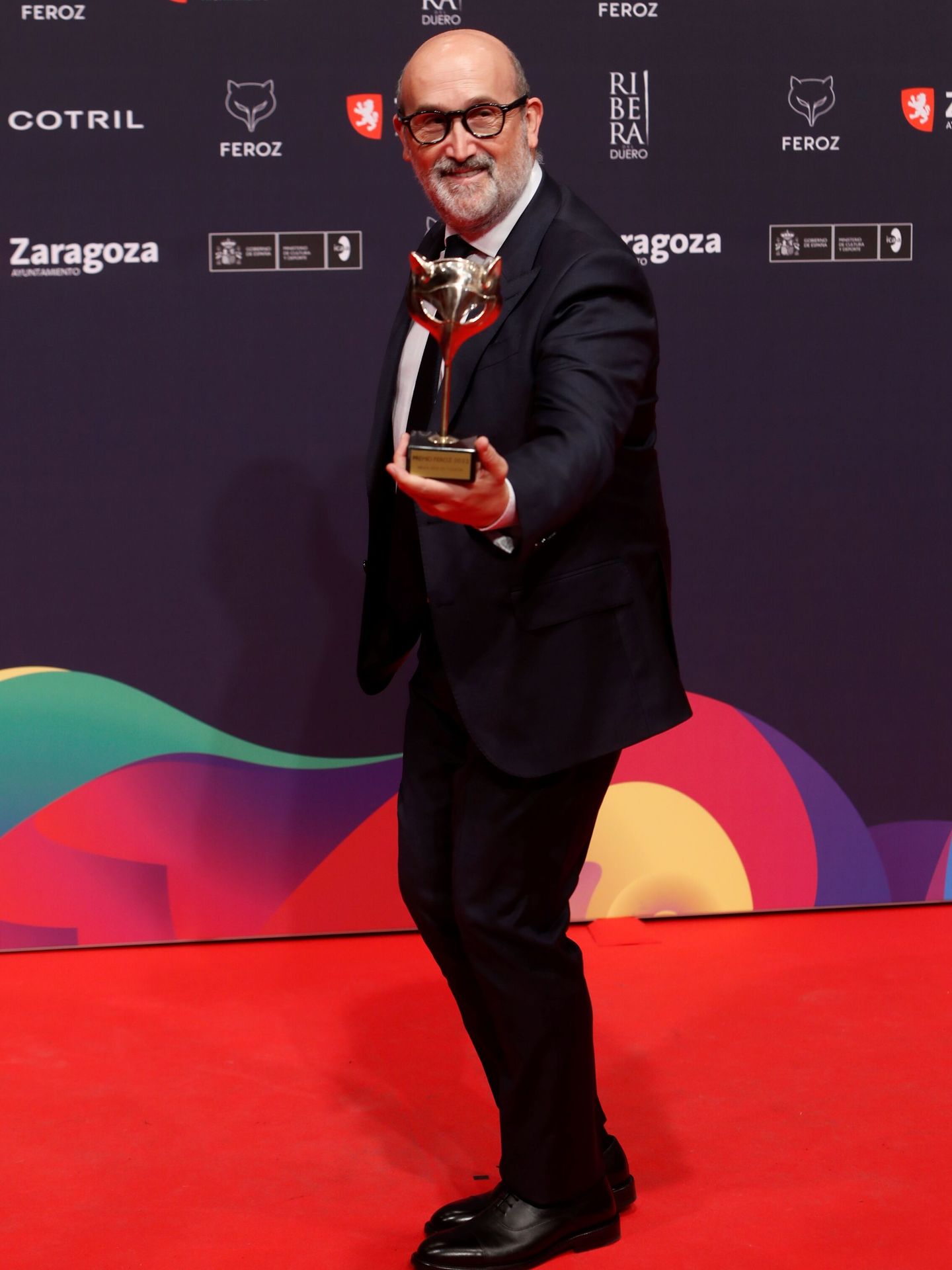 Javier Cámara, con su premio Feroz 2022 por 'Vamos, Juan'. (EFE/Javier Belver)