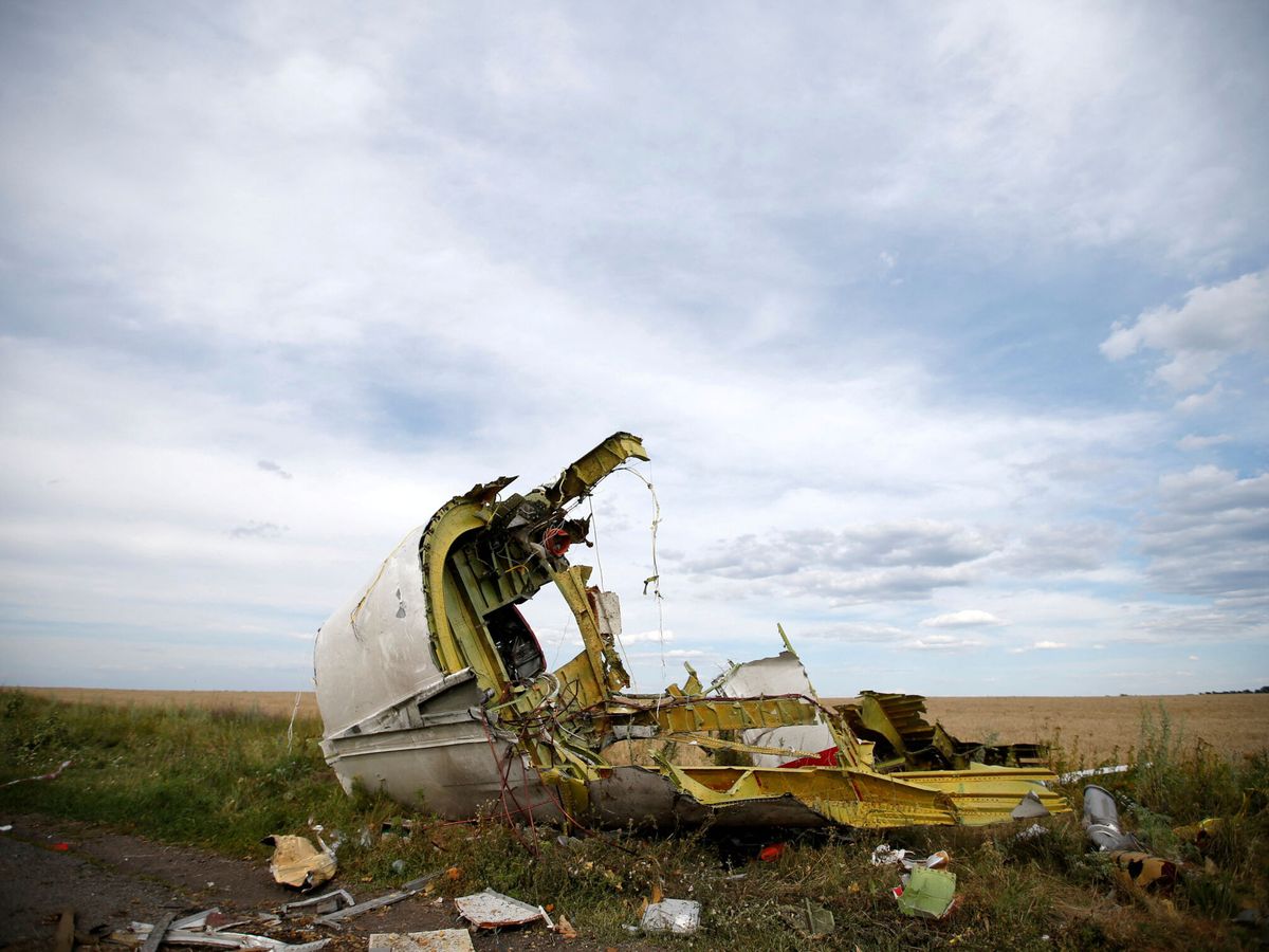 Foto: Una parte de los restos del avión se ve en el lugar donde se estrelló el vuelo MH17 de Malaysia Airlines, cerca del pueblo de Hrabove (Grabovo), en la región de Donetsk. (Reuters/Maxim Zmeyev)