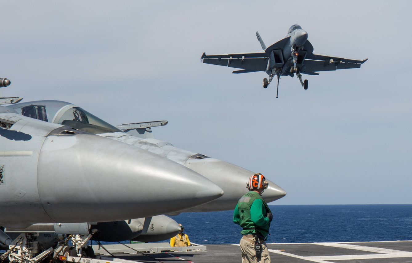 Un caza F-18 aterriza en la pista del USS Abraham Lincoln. (D.B.)