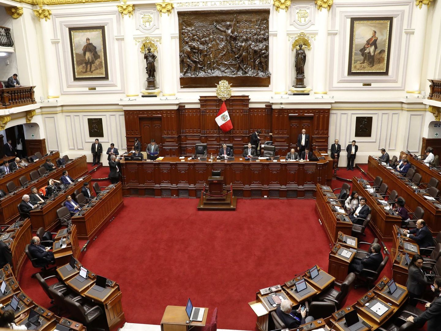 Vista del interior del Congreso este lunes, en Lima (Perú). (EFE)