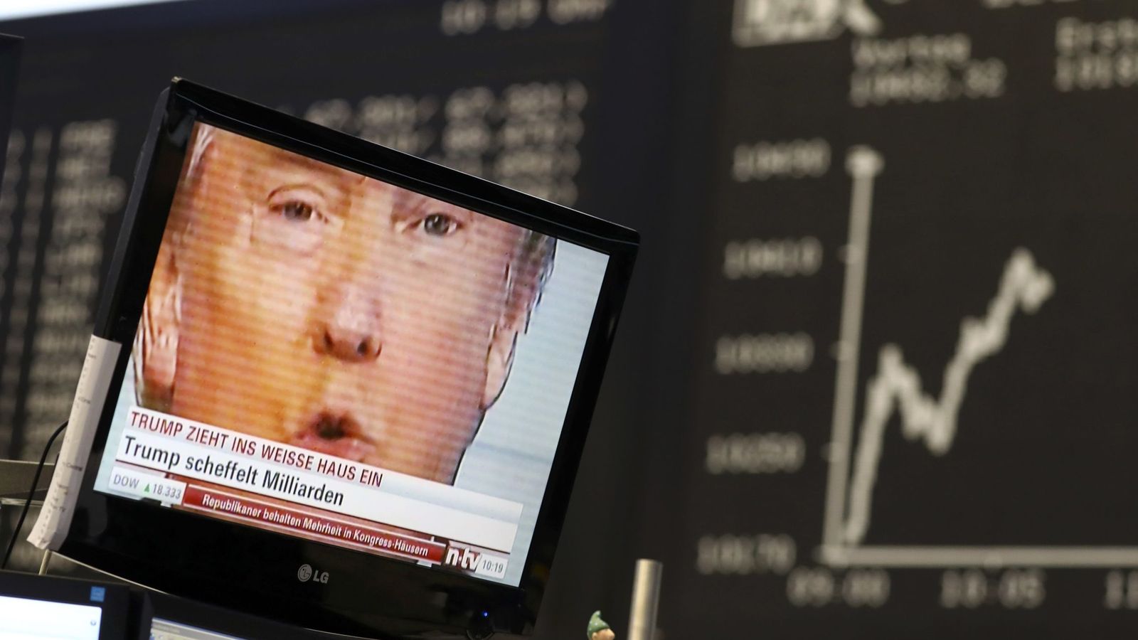 Foto: Una pantalla de televisión muestra a Donald Trump en la bolsa de Frankfurt, el 9 de noviembre de 2016 (Reuters)