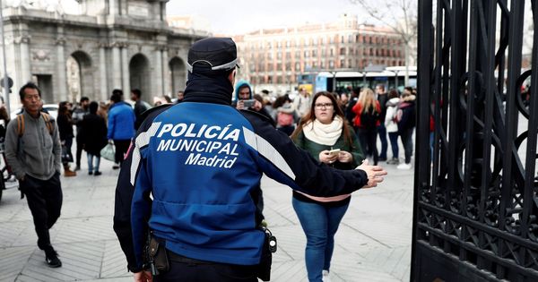Foto: Un policía municipal, en el parque del Retiro de Madrid. (EFE)