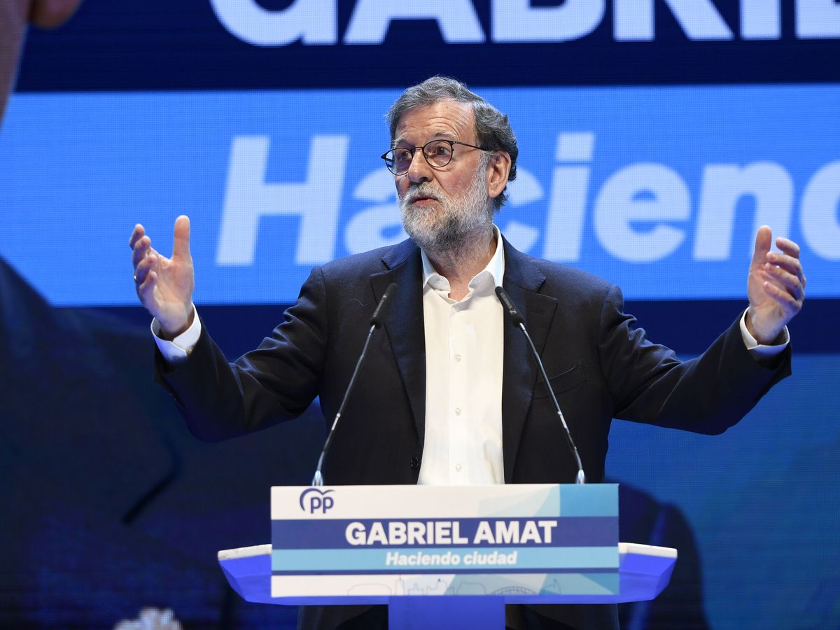 Foto: Rajoy hace campaña en mayo de este año en Roquetas de Mar (Almería). (Carlos Barba/EFE)