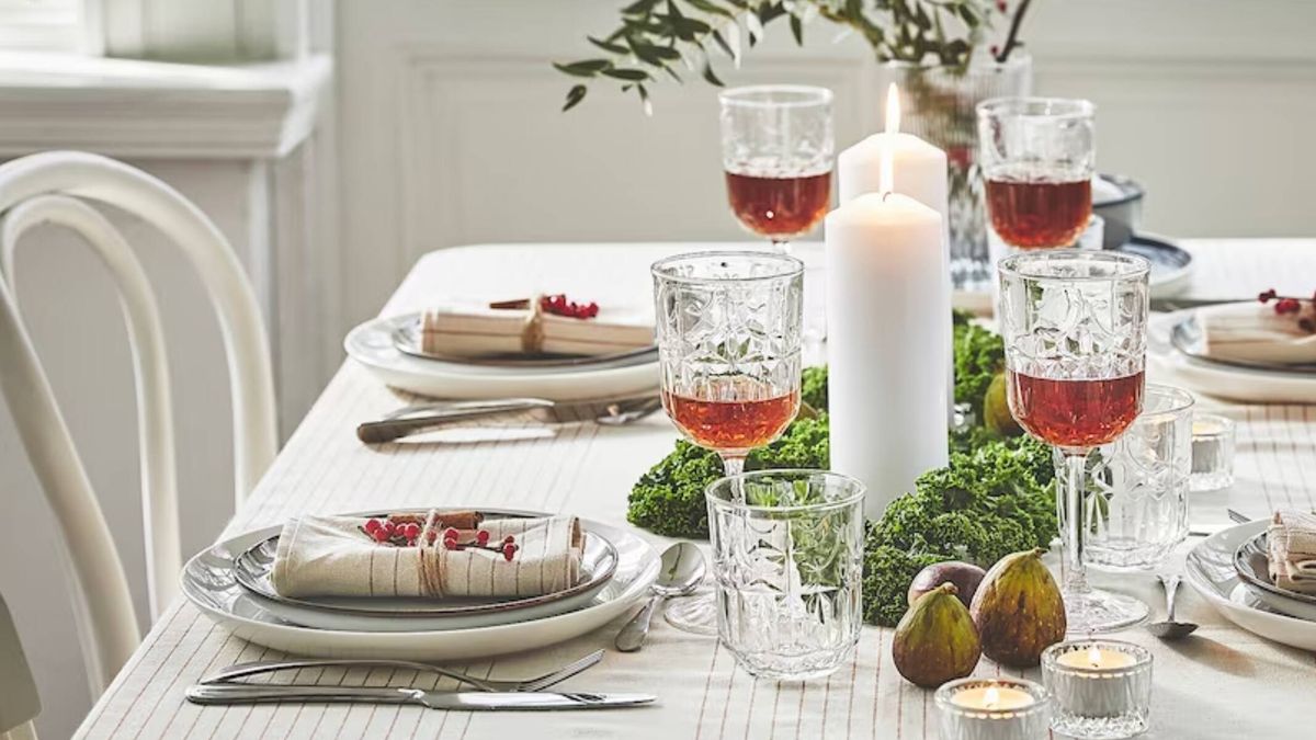 Tu mesa de Navidad estará perfecta con la vajilla, mantel y adornos de Ikea