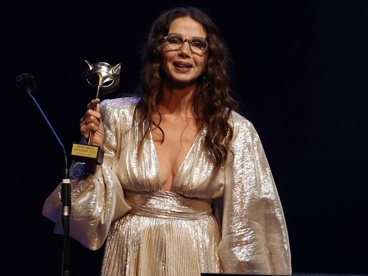 Foto: Victoria Abril tras recibir el "Premio Feroz de Honor 2021". (EFE).