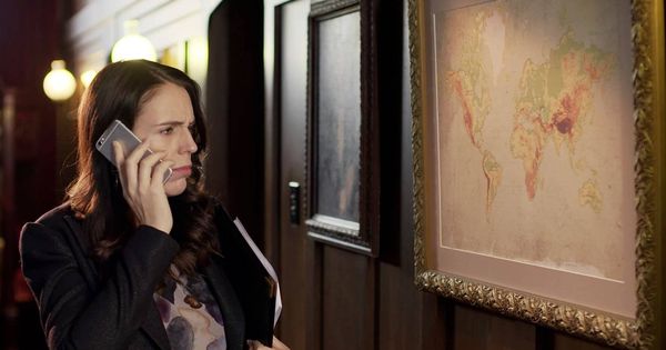 Foto: La primera ministra neozelandesa Jacinda Ardern descubre estupefacta que, efectivamente, su país no aparece en los mapas