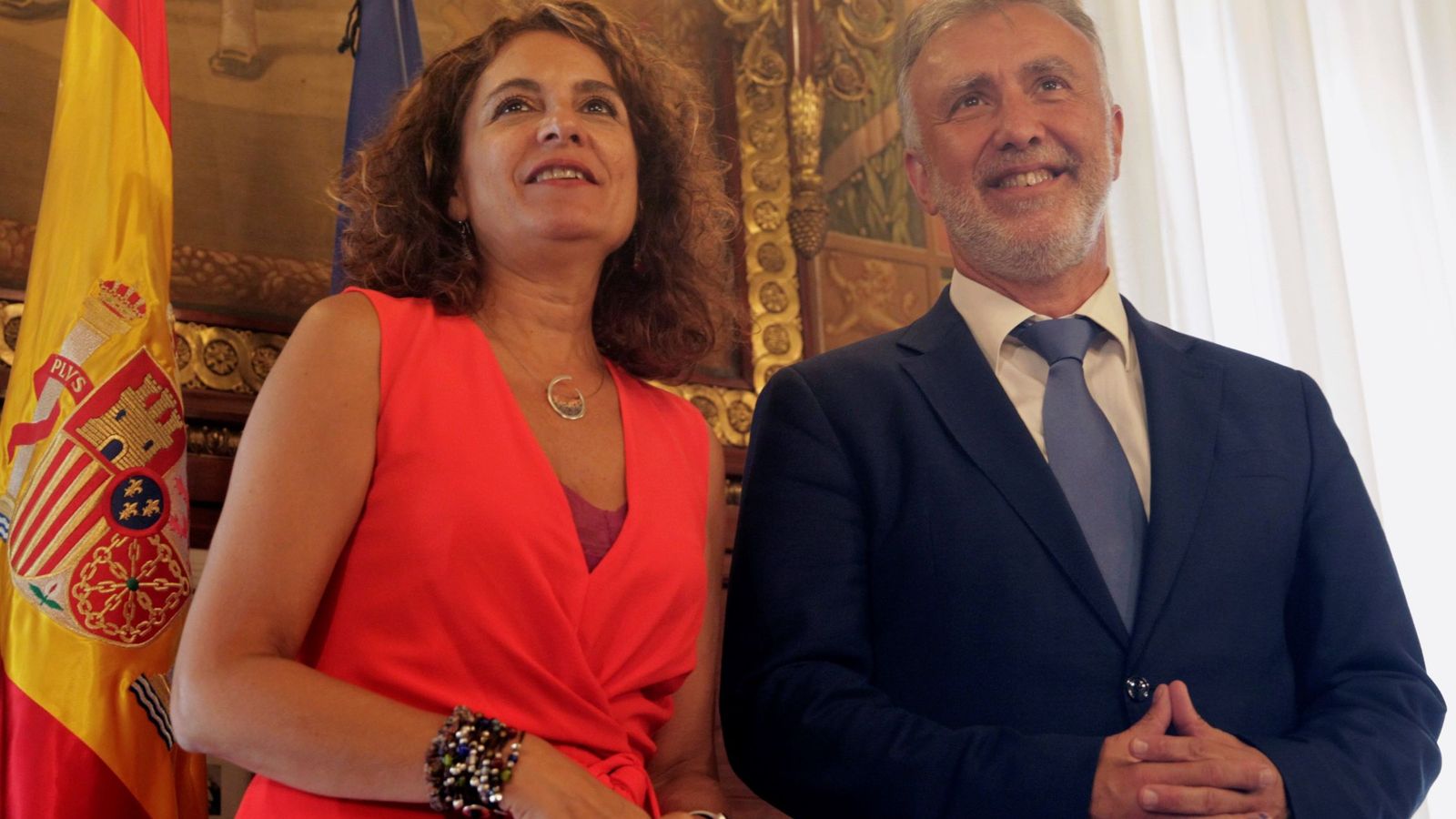 Foto: La ministra de Hacienda en funciones, María Jesús Montero, y el presidente del Gobierno de Canarias, Ángel Víctor Torres. (EFE)