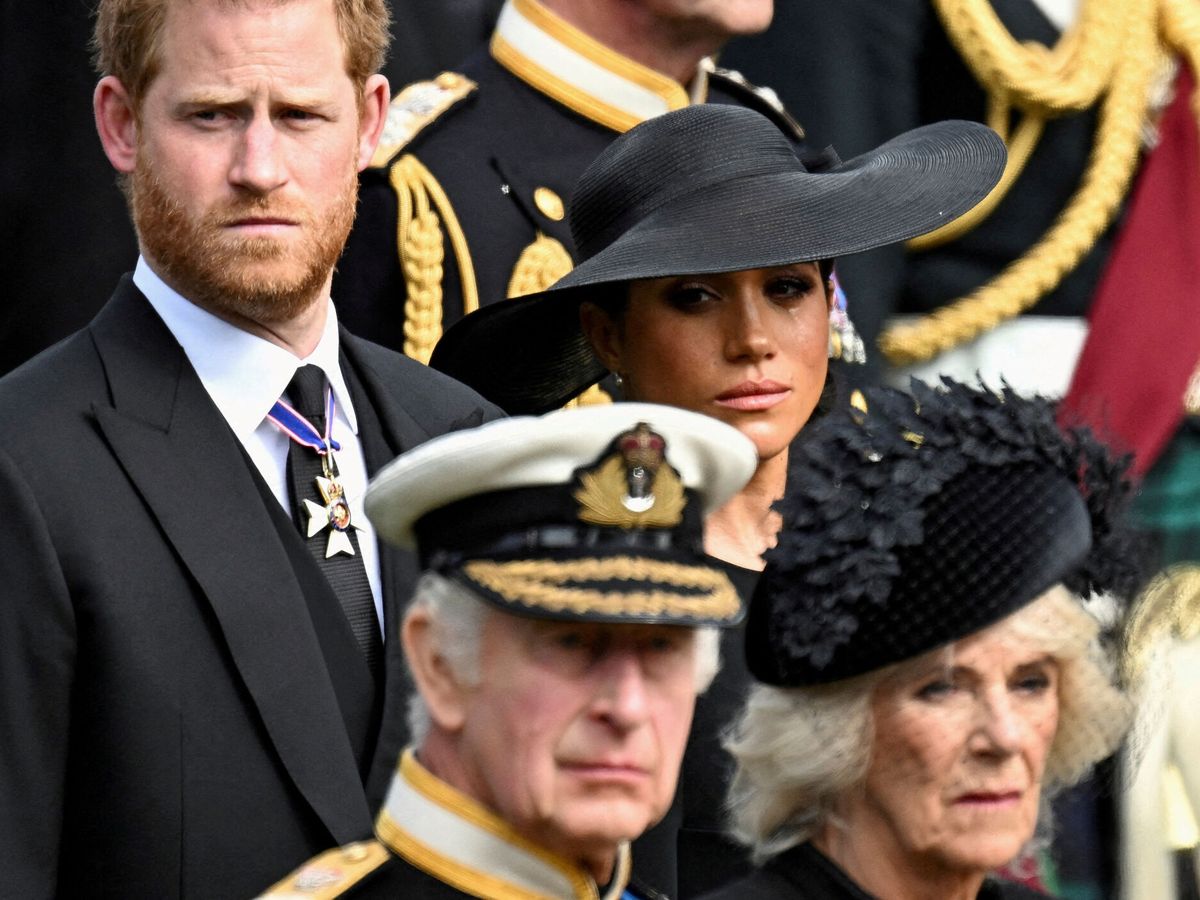 Foto: Los Sussex, junto a los reyes Carlos y Camila en el funeral de Isabel II. (Reuters/Toby Melville)