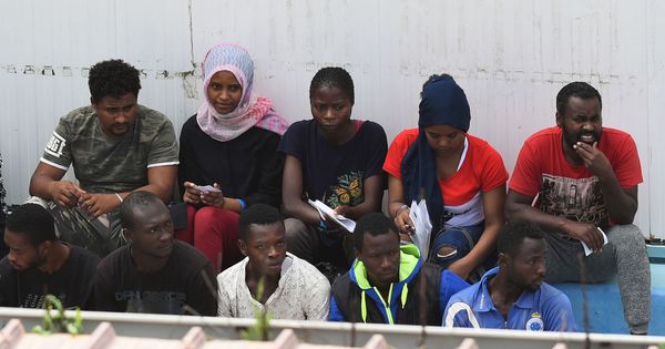 Foto: Migrantes del Open Arms, durante su desembarco en Lampedusa. (Reuters)