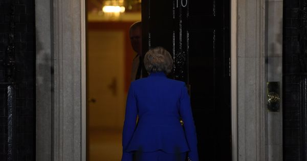 Foto: La primera ministra británica, la conservadora Theresa May, entra en su residencia oficial de Downing Street tras ofrecer una comparecencia. (EFE)