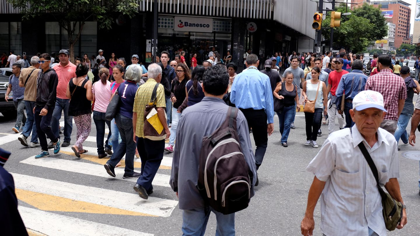 Peatones en una calle de Caracas, en agosto de 2018. (Reuters)