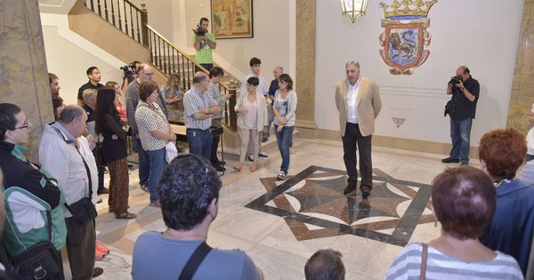 Foto: Joseba Asirón recibe a la primera visita guiada para mostrar la nueva decoración de la casa consistorial. (EC)