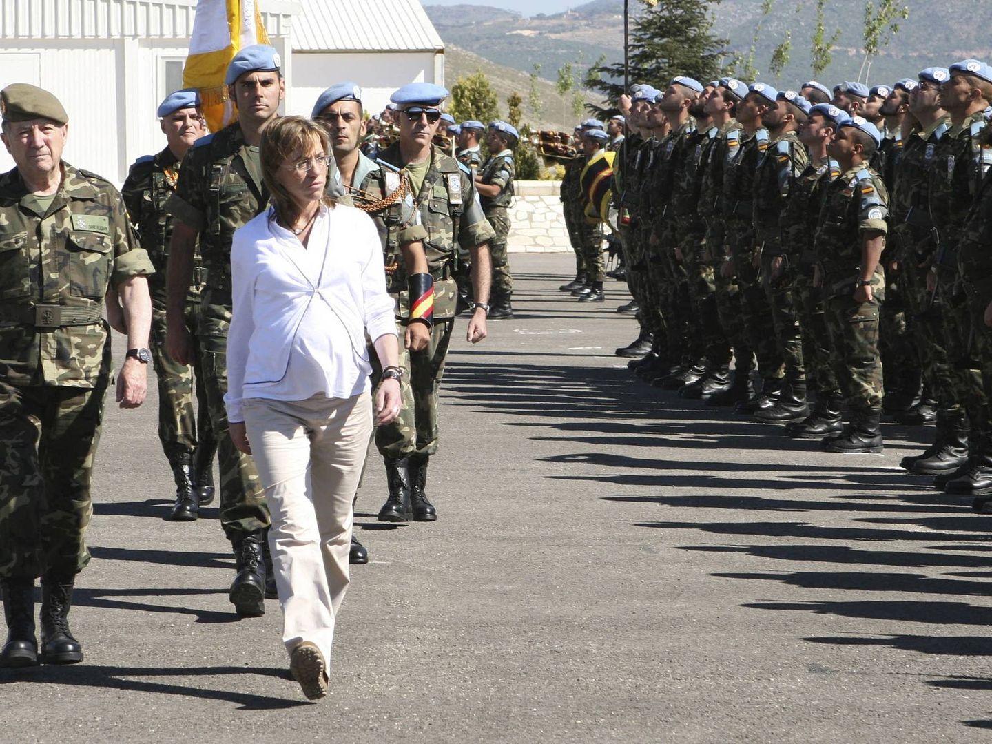 Carme Chacón pasa revista a las tropas españolas a su llegada a la base militar de Marjayún (Líbano) | EFE