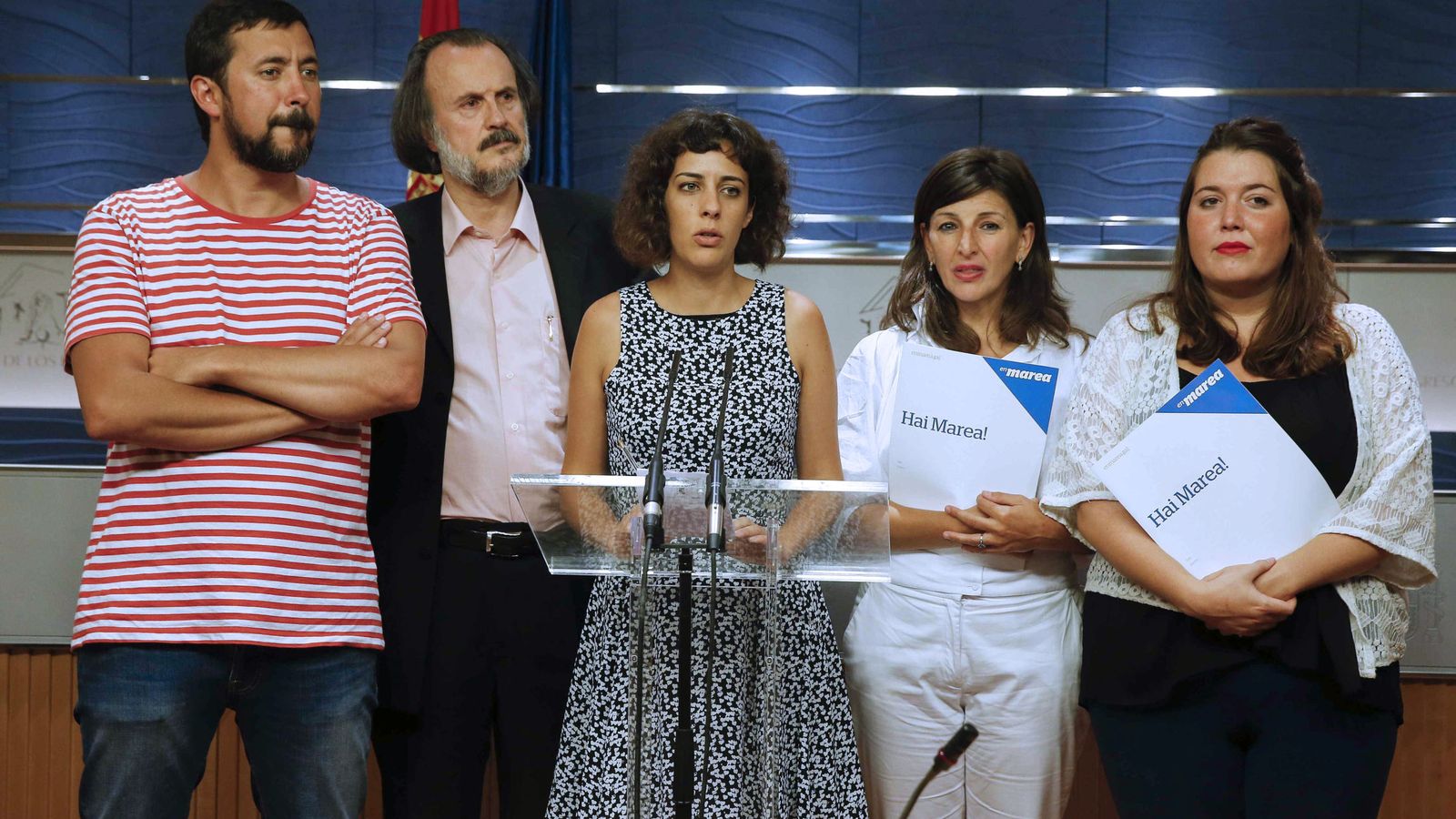 Foto: Los diputados de En Marea Alexandra Fenández (c), Miguel Antxo Fernavello (i) , Angela Rodríguez (d), Antón Gómez-Reino (2i) y Yolanda Díaz. (EFE)