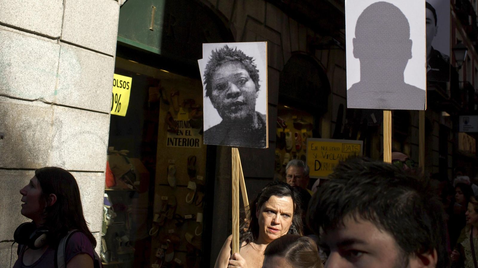 Foto: Una mujer muestra una imagen de Samba Martine durante una manifestación en Madrid (Reuters)