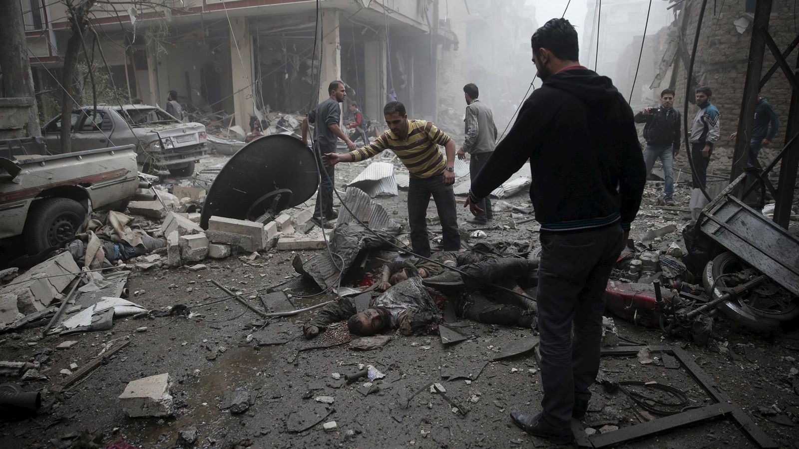 Foto: Daños causados por un ataque aéreo del régimen contra un hospital en Douma, al este de Damasco, el 29 de octubre de 2015 (Reuters). 
