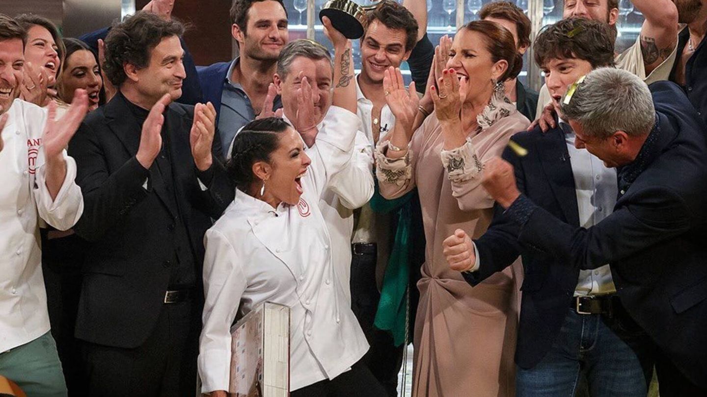 Lorena Castell, celebrando su victoria en 'MasterChef Celebrity 7'. (Instagram/@masterchef_es)