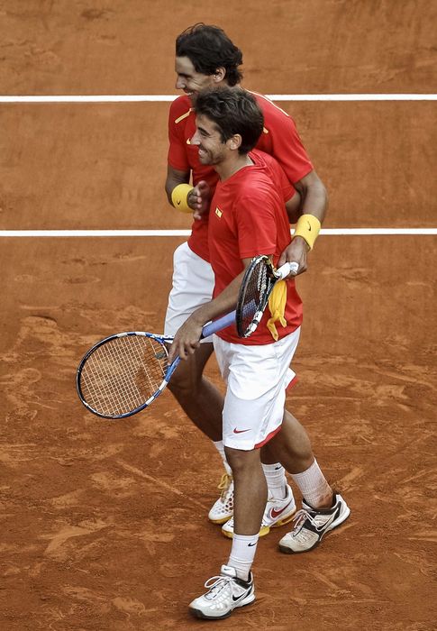 Foto: Nadal y López celebran la victoria ante la pareja ucraniana (Efe).