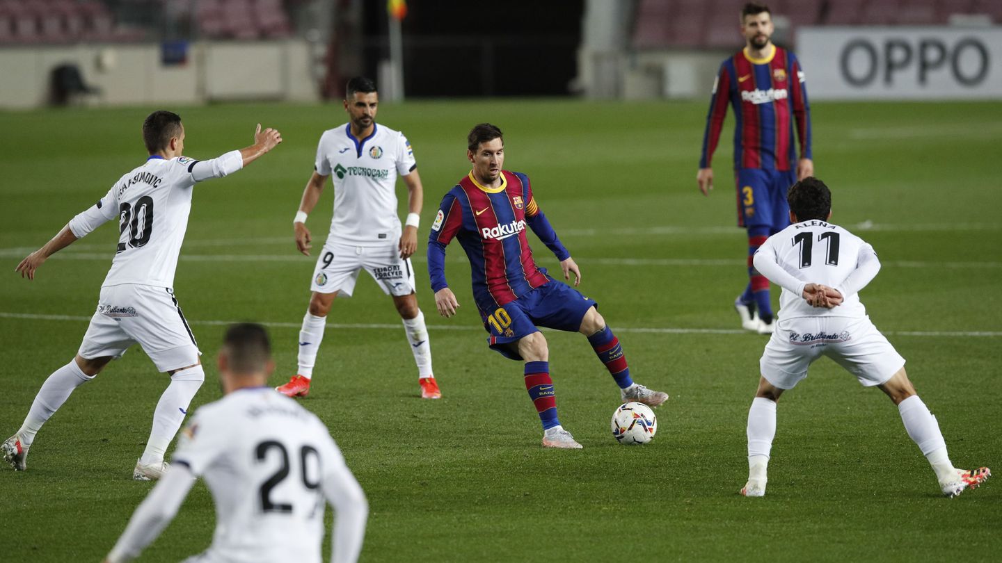 Los jugadores del Getafe tratan de detener a Leo Messi. (Reuters)