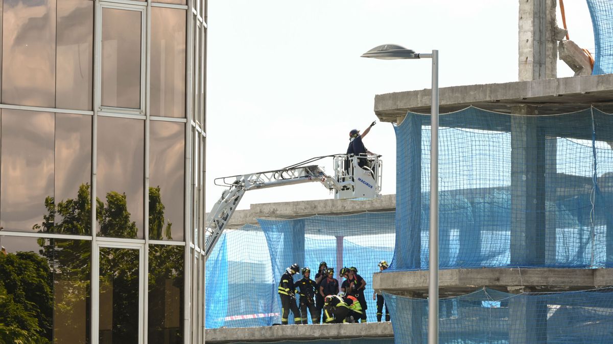 Derrumbe de un edificio en Madrid hoy: última hora de los atrapados de Herrera Oria tras caer el forjado, en directo