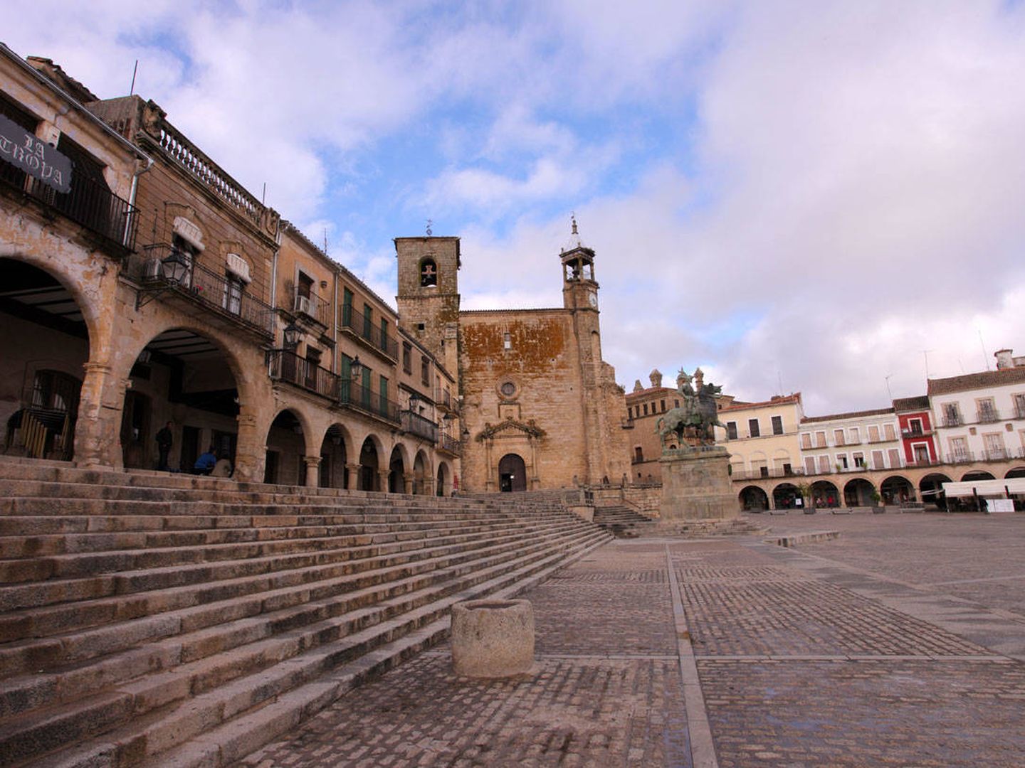 Así es la Plaza Mayor de Trujillo. (Foto: Turismo de Extremadura)